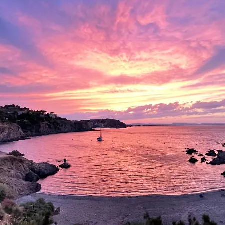 Azur: Beachfront Retreat With Sea Views And Charm