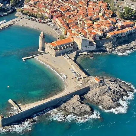 Apartment Azur: Beachfront Retreat With Sea Views And Charm