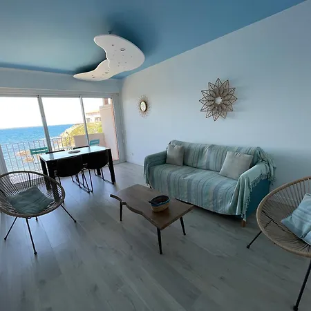 Apartment Azur: Beachfront Retreat With Sea Views And Charm